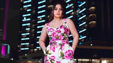 بالصور.. أحدث جلسة تصوير لـ بوسي أمام حمام السباحة