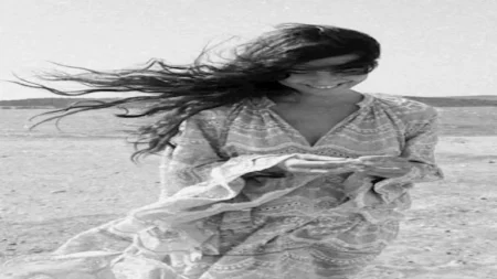 بإطلالة صيفية.. النجمة التركية توبا بويوك تخطف الأنظار على البحر (صور)