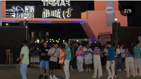 شهاب يشعل حفله بمهرجان العلمين الجديدة بأغنية "منافقين" ويهدي "كاب" لطفلة صغيرة شهاب يشعل حفله بمهرجان العلمين الجديدة بأغنية "منافقين" ويهدي "كاب" لطفلة صغيرة