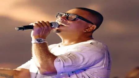 فيديو جديد لأغنية عمرو دياب "بابا" بالصعيدي.. والجمهور: كده أحلى