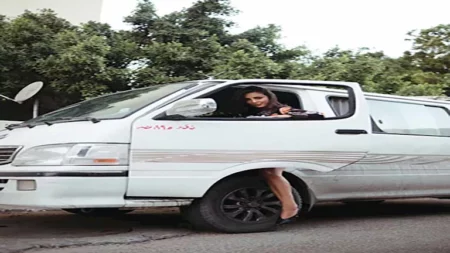 بسمة بوسيل تقود سيارة ميكروباص.. والجمهور يعلق (صور)