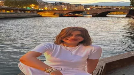 17 صورة لـ منة فضالي بإجازة الصيف من أمام نهر السين بفرنسا