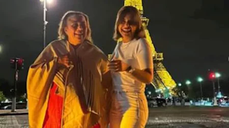 أمام برج إيفل.. 20 صورة منة فضالي تستمتع بالإجازة مع والدتها في باريس