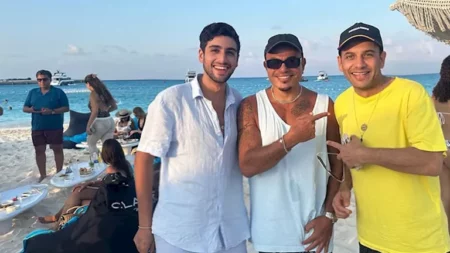 مصطفى قمر ينشر صورًا مع عمرو دياب في الساحل.. ويمازحه بهذه الطريقة مصطفى قمر ينشر صورًا مع عمرو دياب في الساحل.. ويمازحه بهذه الطريقة