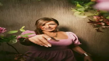 ليلى علوي بفستان وردي.. والجمهور: الملكة وكراش جدي وأبويا وأنا