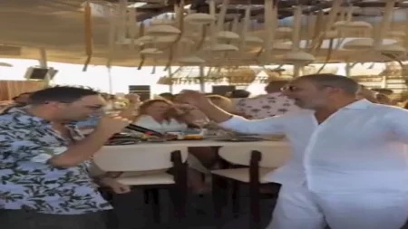 مدحت العدل يرقص على أنغام "الليلة دوب" بحضور مصطفى قمر