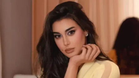 ياسمين صبري تخطف الأنظار بإطلالة جذابة.. ما دلالة اختيارها للون الأصفر؟