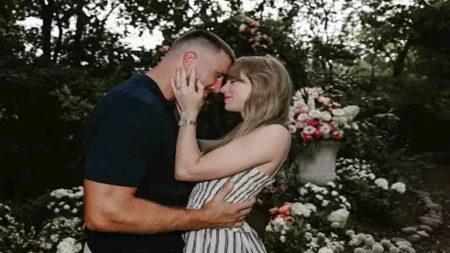 خاتم بـ نصف مليون دولار.. تايلور سويفت تعلن عن خطوبتها من ترافيس كيلسي خاتم بـ نصف مليون دولار.. تايلور سويفت تعلن عن خطوبتها من ترافيس كيلسي