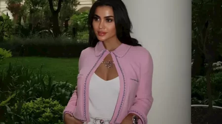 سعره أكثر من 33 ألف جنيه.. يمنى خوري بفستان شفاف دون بطانة