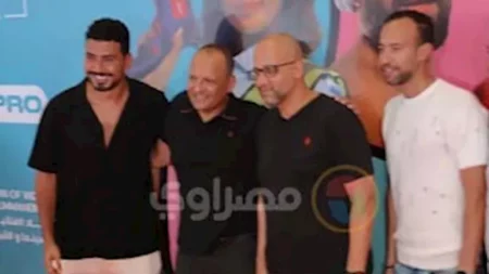 مصطفى غريب ومحمد أنور يحتفلون مع زملائهم بالعرض الخاص لفيلم "ماما وبابا" - صور