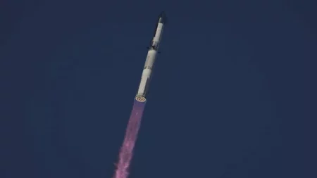 بعد 3 محاولات فاشلة.. "سبيس إكس" تُطلق مركبة ستارشيب الفضائية