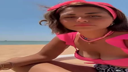 بملابس جريئة.. منة فضالي تشارك جمهورها فيديو من أمام الشاطئ