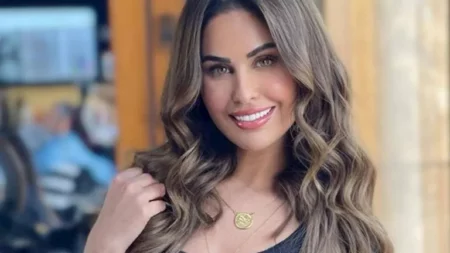 بالفوشيا الصارخ.. مي سليم تخطف الأنظار على الشاطئ – ما سر اختيارها لهذا اللون؟