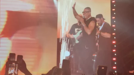 الجمهور يردد "خطفوني" مع عمرو دياب.. والأخير: صوتهم حلو قوي