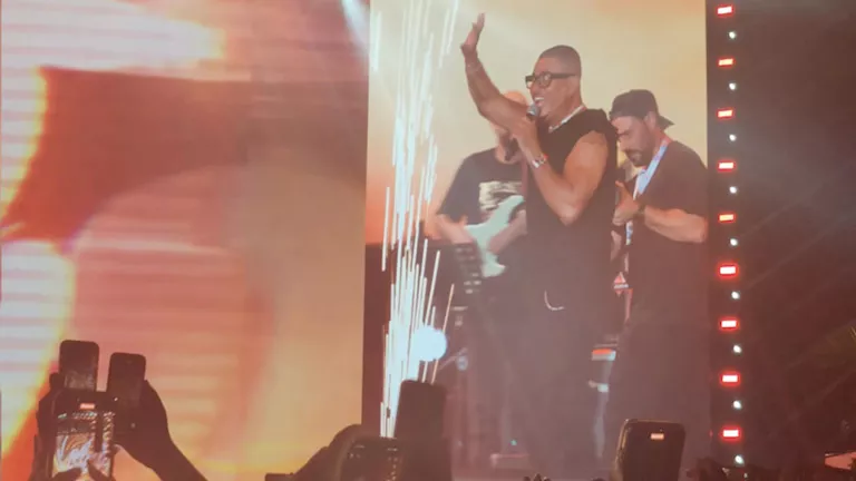 الجمهور يردد "خطفوني" مع عمرو دياب.. والأخير: صوتهم حلو قوي الجمهور يردد "خطفوني" مع عمرو دياب.. والأخير: صوتهم حلو قوي