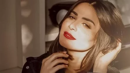 رانيا منصور بفستان جريء.. لماذا اختارت التصميم اللامع؟