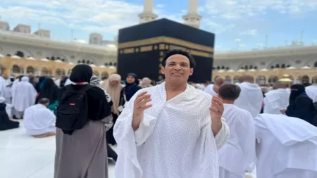 سعد الصغير يؤدي مناسك العمرة.. والجمهور: "ادعيلي واخلع الباروكة"