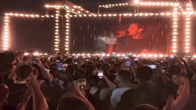 أمير عيد يشعل حماس الجمهور بحفل "كايروكي" في العلمين الجديدة بأغنية "الكيف" أمير عيد يشعل حماس الجمهور بحفل "كايروكي" في العلمين الجديدة بأغنية "الكيف"