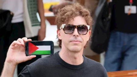 بالصور- النجم العالمي ميشيل ريوندينو يرفع علم فلسطين في مهرجان فينيسيا السينمائي بالصور- النجم العالمي ميشيل ريوندينو يرفع علم فلسطين في مهرجان فينيسيا السينمائي