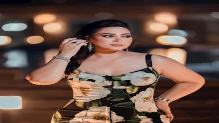 بوسي بإطلالة صيفية ساحرة وحقيبة "هيرمس".. سعرها صادم وخيالي