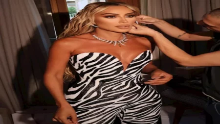 جمبسوت ضيق.. هل تعيد مايا دياب نقشة الحمار الوحشي إلى واجهة الموضة؟