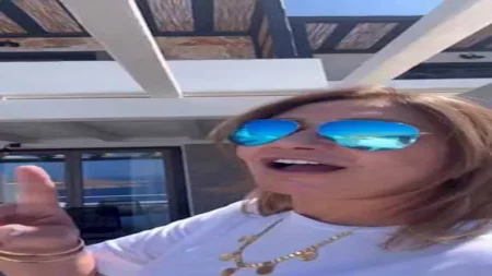 بالشورت.. ليلى علوي ترقص أمام البحر بالمصيف والجمهور يغازلها (صور وفيديو)