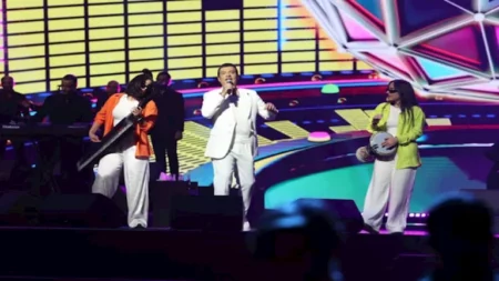 بالصور.. إيهاب توفيق يتألق في حفل "ليلة التسعينات" بموسم جدة ‎