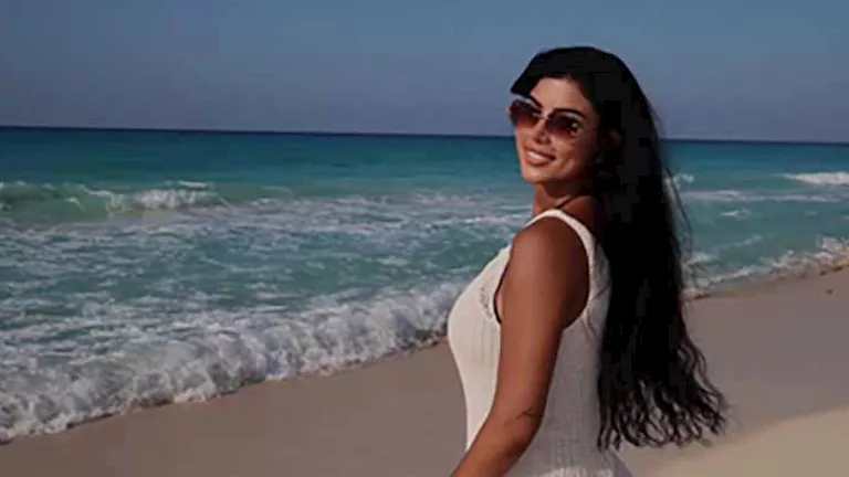 "فستان جريء".. كارولين عزمي وسط البحر بالمصيف والجمهور يعلق (صور) "فستان جريء".. كارولين عزمي وسط البحر بالمصيف والجمهور يعلق (صور)