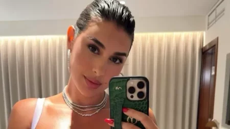 ياسمين صبري تخطف الأنظار بصورة سيلفي.. وتعلق: "مساء الحب"