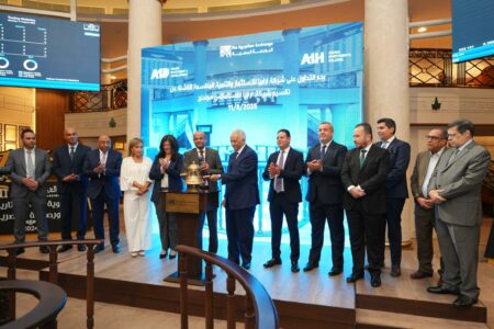 رئيس البورصة يشارك قيادات أرابيا إنفستمنتس هولدنج احتفالية بدء التداول بعد التقسيم