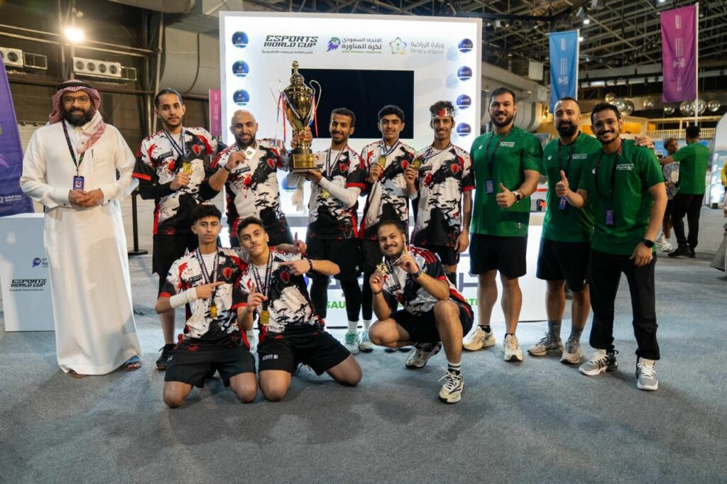 تتويج الفائزين في "صيفية كرة المناورة" على هامش المونديال الإلكتروني 6 تتويج الفائزين في "صيفية كرة المناورة" على هامش المونديال الإلكتروني