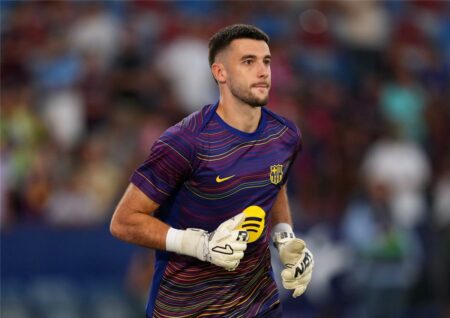 خوان جارسيا يثير دهشة لاعبي برشلونة في غرفة الملابس