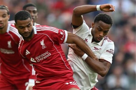 جاكبو يعترف: عملاق أوروبي حاول ضمي قبل التجديد مع ليفربول