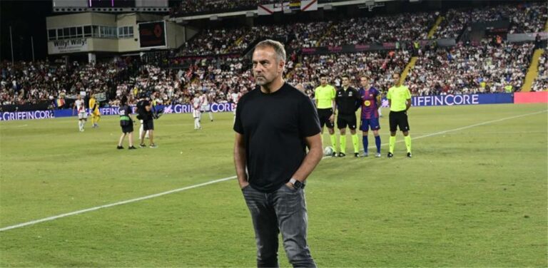 ليس انتقاد.. سبب تصريح هانز فليك بشأن أنانية لاعبي برشلونة