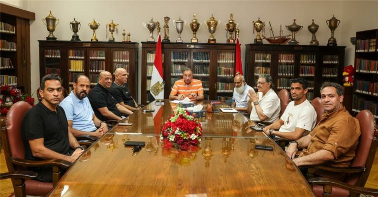 تفاصيل اجتماع الخطيب مع جهاز الأهلي المؤقت