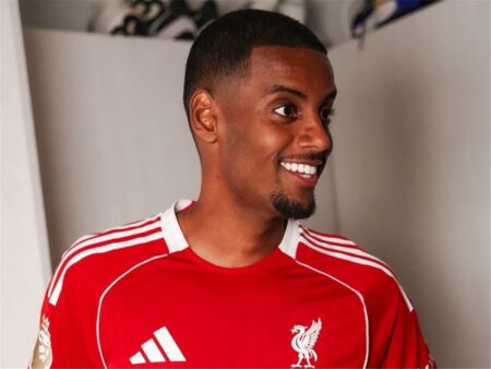 إيزاك: سأتحدث عن كل شيء في وقت آخر.. وسعيد بانضمامي إلى ليفربول