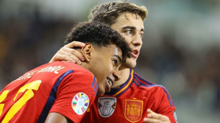 دي لا فوينتي: نتألم بسبب جافي.. ولا أتفق مع هانز فليك