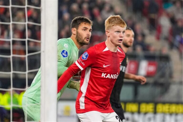 كيس سميت يوضح موقفه من الانضمام إلى برشلونة أو ريال مدريد