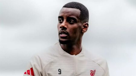 سلوت يوضح سبب استبعاد إيزاك من مباراة ليفربول وبيرنلي.. ويحدد موعد مشاركته