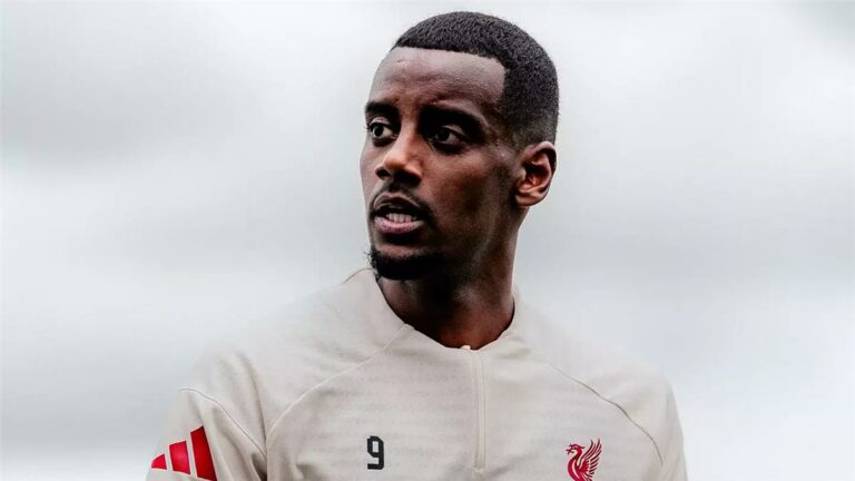 سلوت يوضح سبب استبعاد إيزاك من مباراة ليفربول وبيرنلي.. ويحدد موعد مشاركته