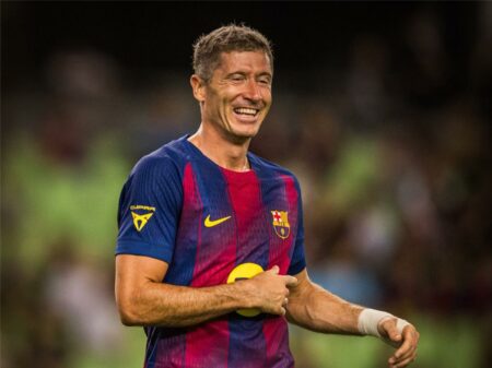 السرير السبب.. ليفاندوفسكي يتحدث عن إصابته ببداية الموسم وعلاقته بلاعبي برشلونة