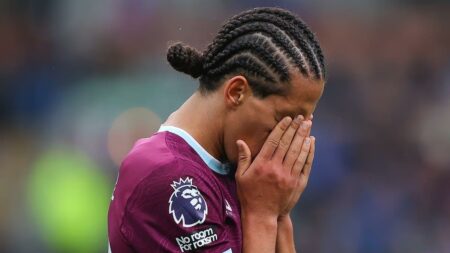 مدافع بيرنلي يكشف حديثه مع حنبعل المجبري بعد هدف محمد صلاح القاتل