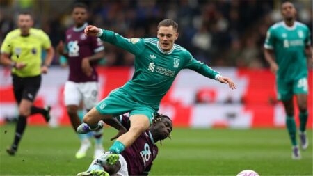 طرد لاعب بيرنلي أمام ليفربول في الدوري الإنجليزي