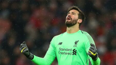 حارس برازيلي يهدد أليسون بيكر في حراسة مرمى ليفربول حارس برازيلي يهدد أليسون بيكر في حراسة مرمى ليفربول