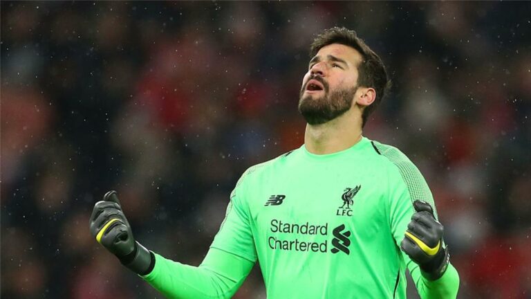 حارس برازيلي يهدد أليسون بيكر في حراسة مرمى ليفربول