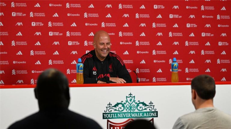 سلوت يسخر من مانشستر سيتي ويستدل بعلاقة محمد صلاح وأرنولد في دفاعه عن لاعب ليفربول