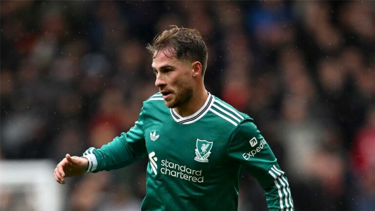 ماك أليستر يعترف: شعرنا بالسأم في غرفة الملابس بسبب صفقة ليفربول الجديدة