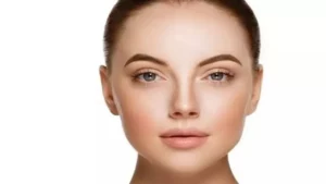 كيف يؤثر السفر بالطائرة على البشرة؟