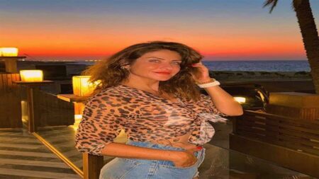 هيدي كرم تخطف الأنظار بفستان جذاب