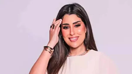 أيتن عامر تروج لمسرحية "فيلم رومانسي" قبل عرضها في دبي